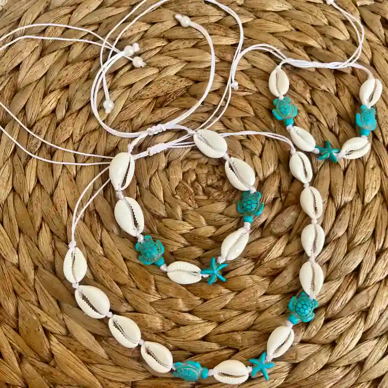 Conjunto de collar, tobillera y pulsera de caracoles con estrellas y tortugas de mar