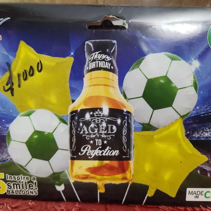 Botella negra y dorada