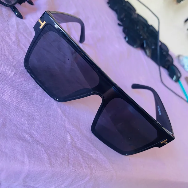 Gafas de sol con lentes oscuros