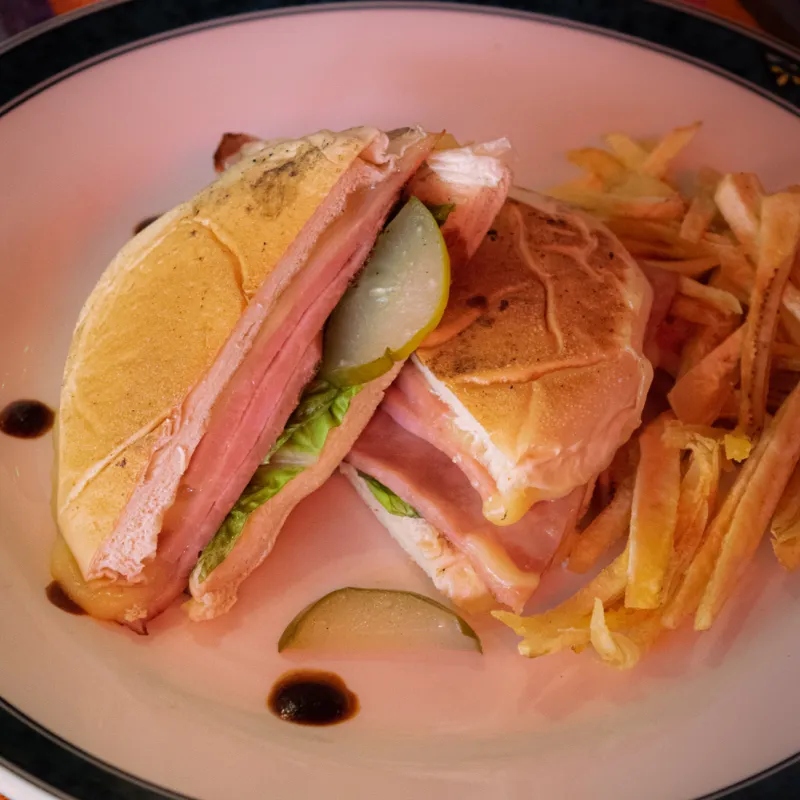 Sandwich de jamón y queso