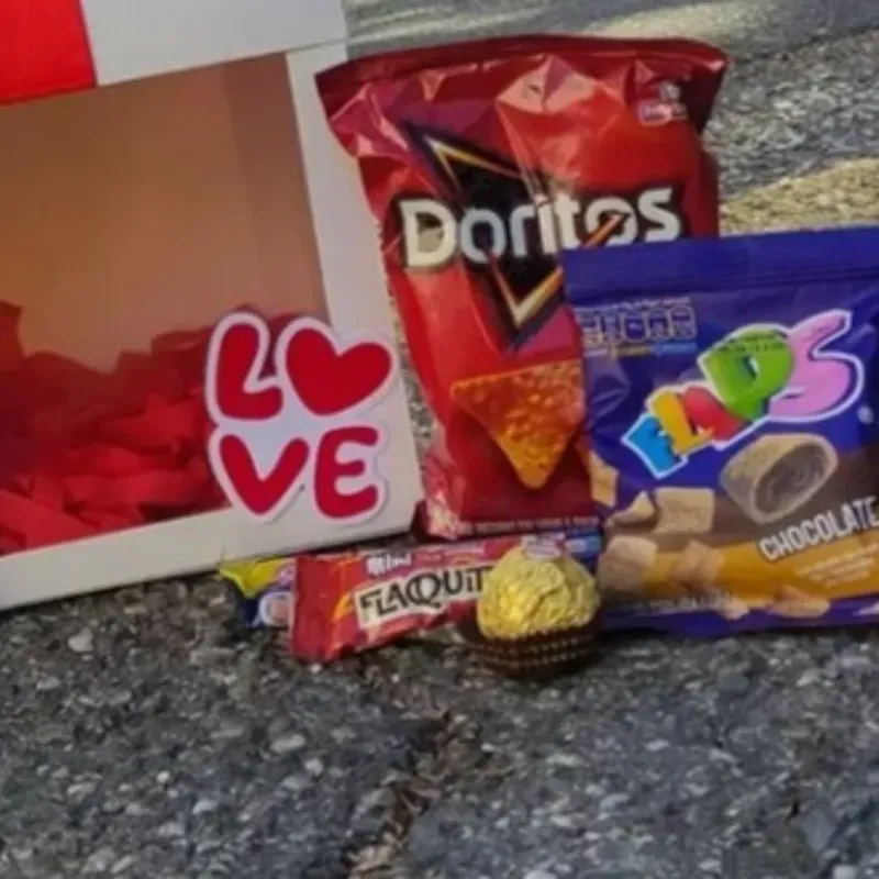 Caja con ventana + chuches +1 ferrero