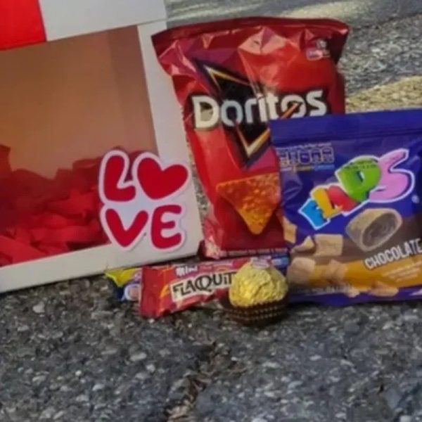 Caja con ventana + chuches +1 ferrero