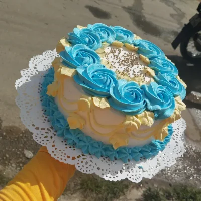 Cake con rosas azules y amarillo