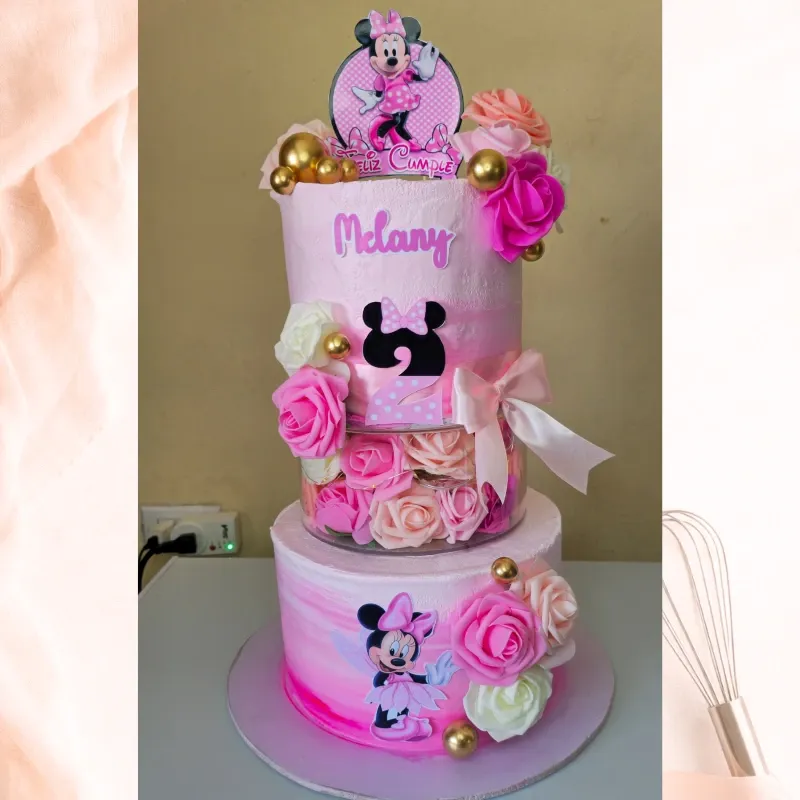 Cake de 2 pisos con base de aclirico, luces de hadas.