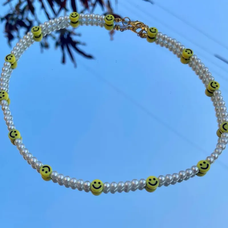 Collar de perlas con emojis