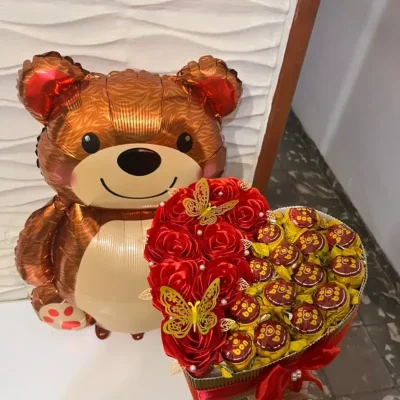 Cajas de regalo en forma de corazón con globo