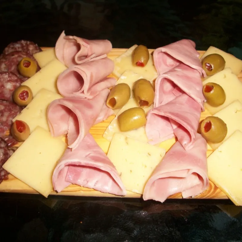 PICADERA DE JAMÓN, QUESO Y ACEITUNAS