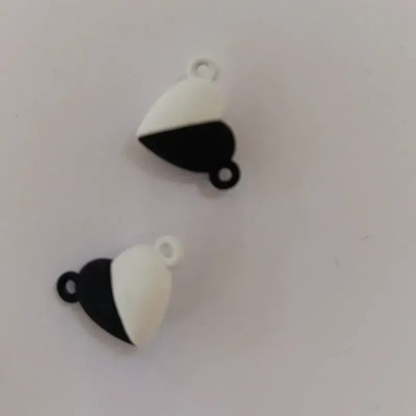Corazón imantado en blanco y negro