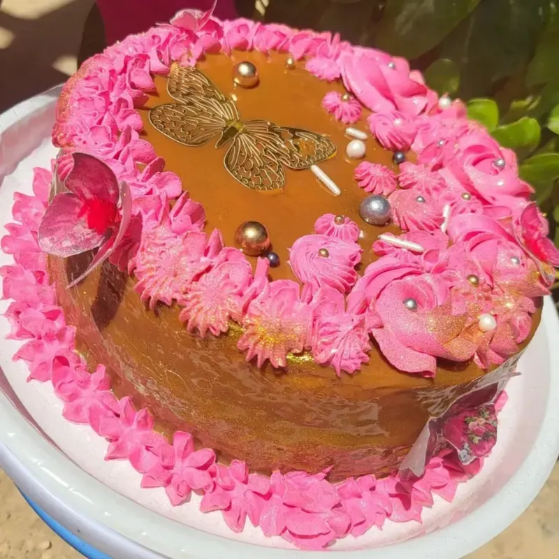 Pastel cubierto leche condensada hervida 