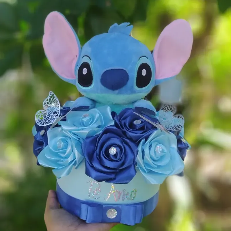 Caja con rosas y peluche