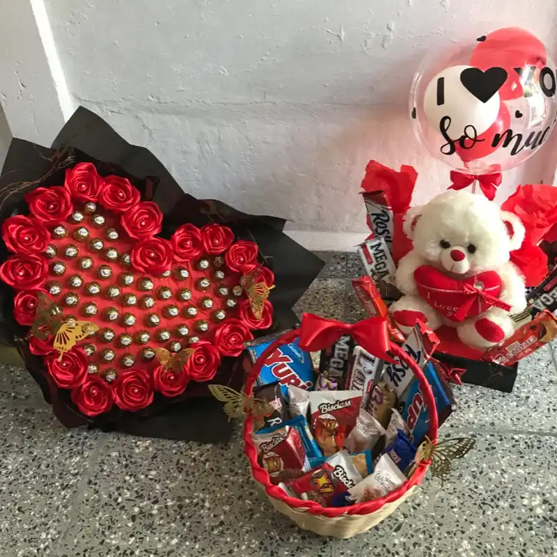 Conjunto Personalizado de ramo, cajita con peluche y cesta de confituras