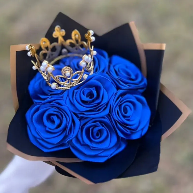 Ramo de 7 rosas eternas con corona