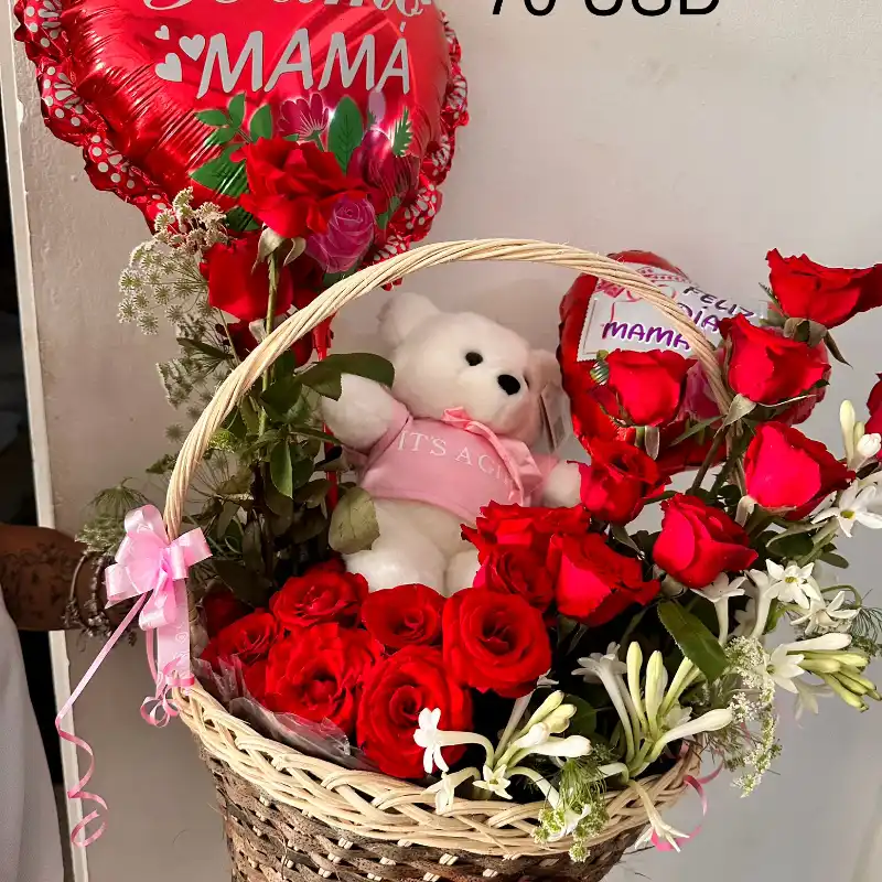 Ramo de rosas naturales con cesta y peluche