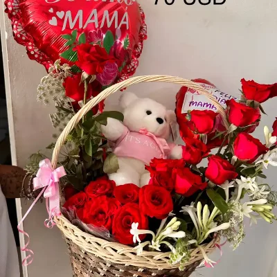 Ramo de rosas naturales con cesta y peluche