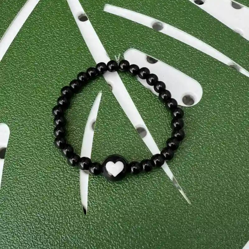 Pulserita negra de corazón