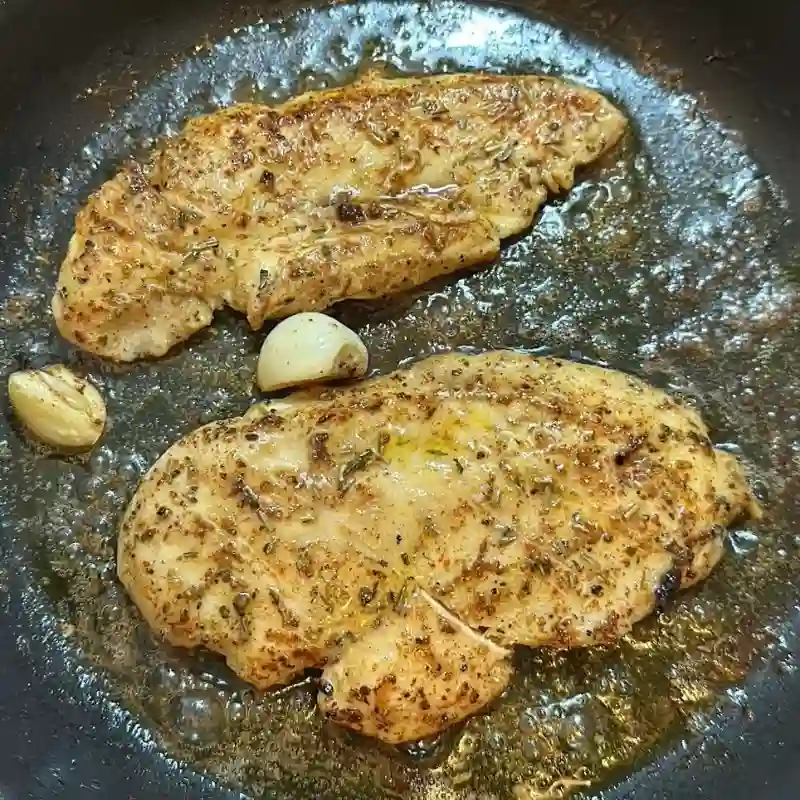 Bistec de pechuga al ajillo