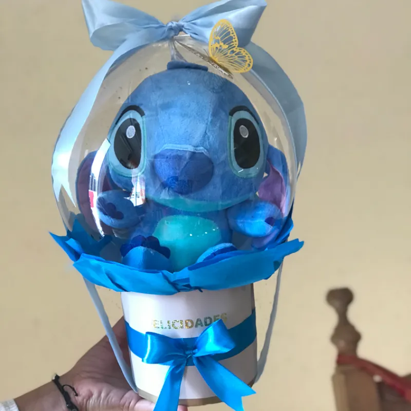 Arreglo de globo burbuja con stich dentro