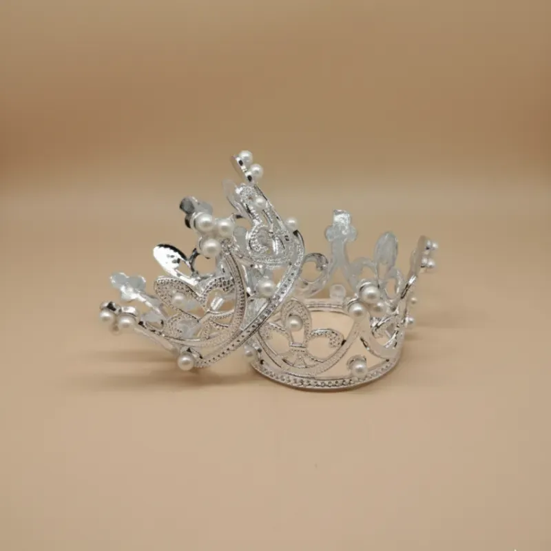 Coronas plateadas pequeñas