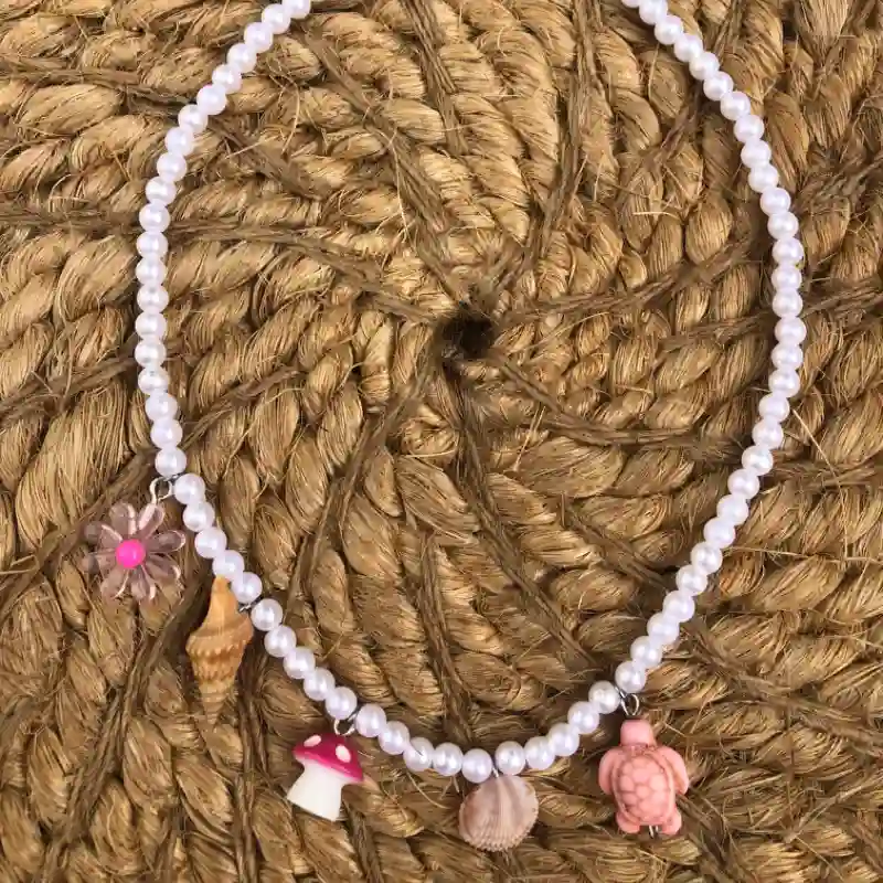 Collar con abalorios variados