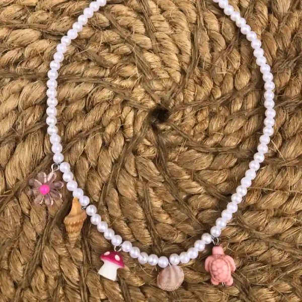 Collar con abalorios variados