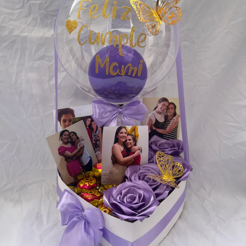 Caja corazón con 5 rosas eternas, fotos y bombones