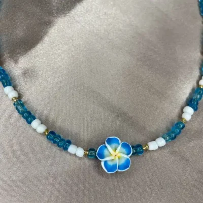 Collar de cuentas con flor veraniega