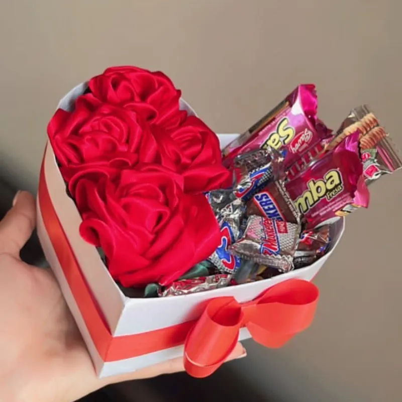 Corazón con flores y confituras variadas