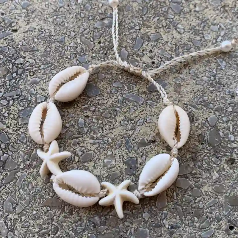 Pulsera de caracoles y estrellitas