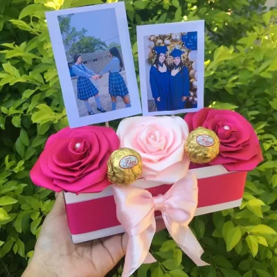 Mini cajita con 3 rosas , 2 bombones y 2 fotos polaroids pequeñas