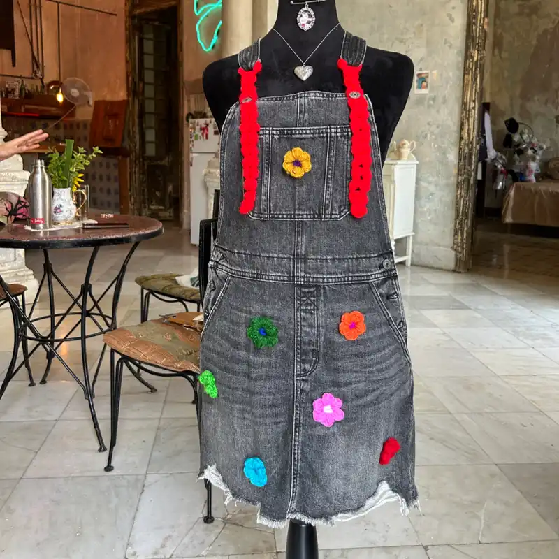 Overall con flores tejidas