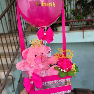 Caja con oso y rosas