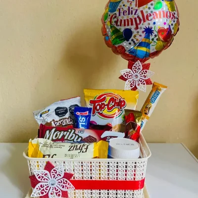 Canasta decorada con globos