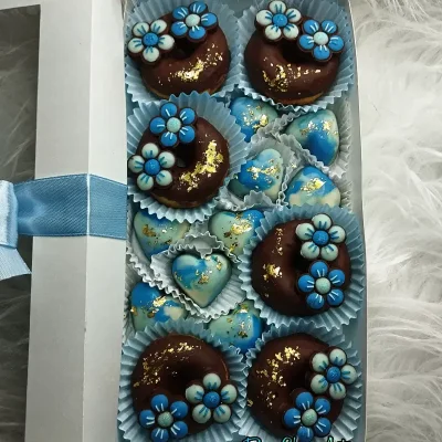Caja surtida de mini donas y bombones.II
