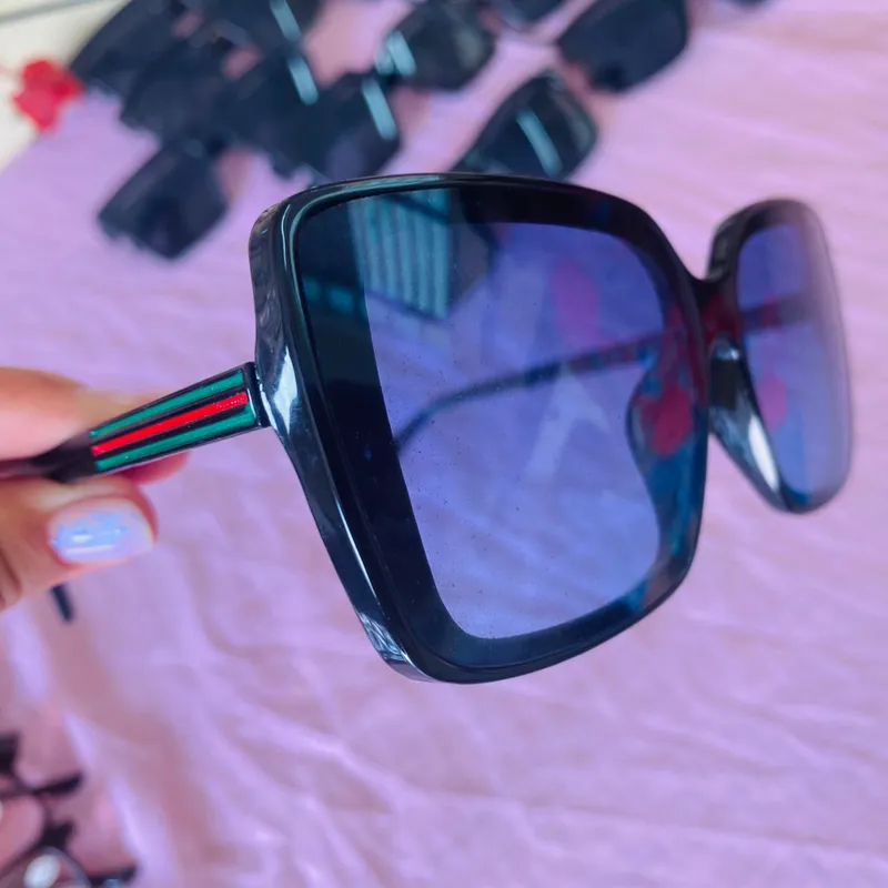 Gafas de sol con lentes claros y detalles en la armadura