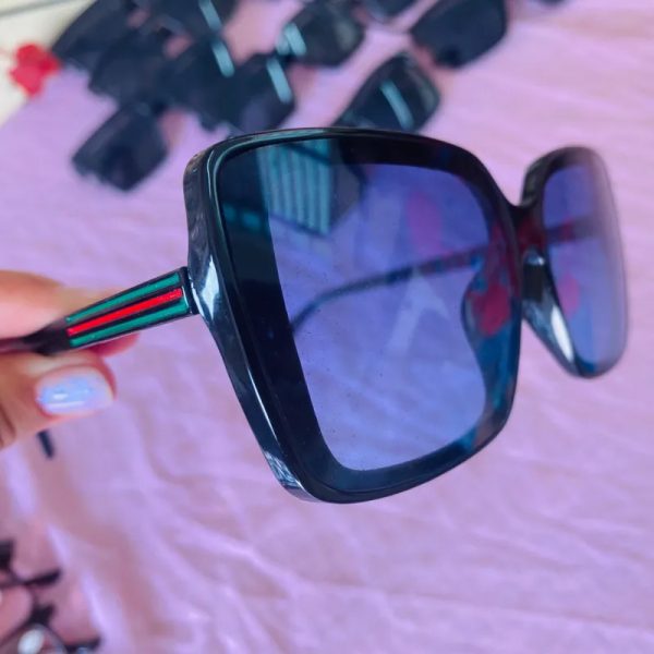 Gafas de sol con lentes claros y detalles en la armadura