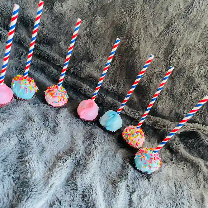 Cakepops (masa de panetela con chocolate mezclado)