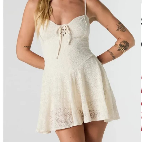 Vestido corto de encajes.