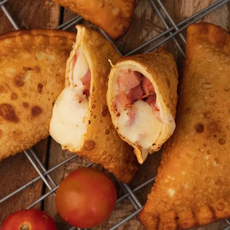 Empanada de Salchicha y Queso Gouda
