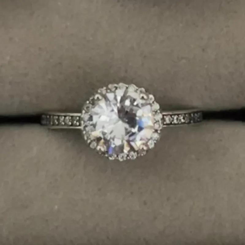 Anillo piedra blanca redondo