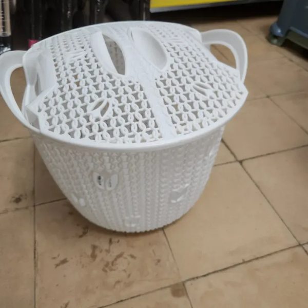Cesta de plástico con tapa