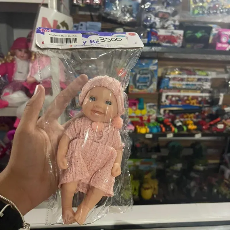 Bebé realista pequeño
