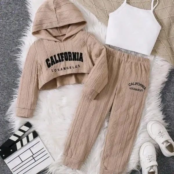  Conjunto de blusa,  pantalón y abrigo — Beige