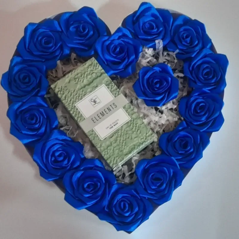 Caja corazón de rosas eternas y perfume