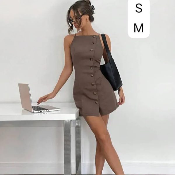  Vestido Nude Button – Minimalismo fresco con diseño asimétrico y estilo urbano