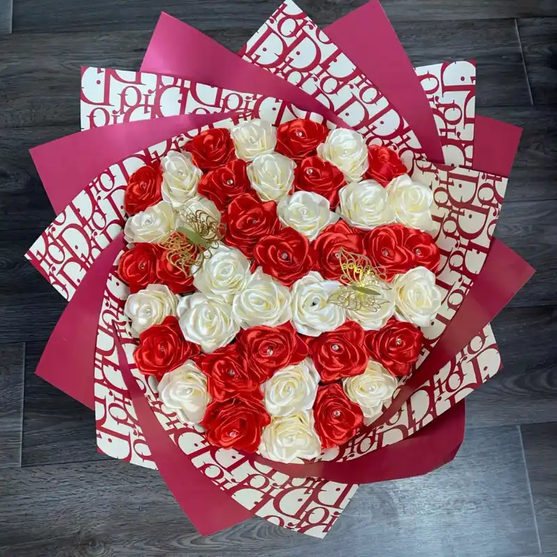 RAMO DE 45 ROSAS ETERNAS