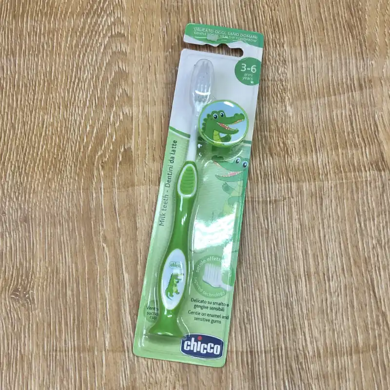 Cepillo de dientes con cocodrilo