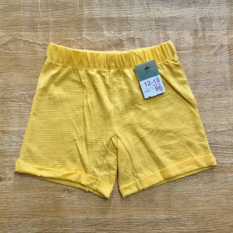 Short amarillo