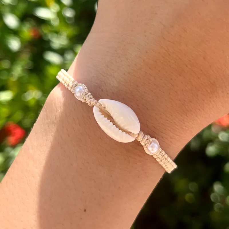 Pulsera tejida con caracol