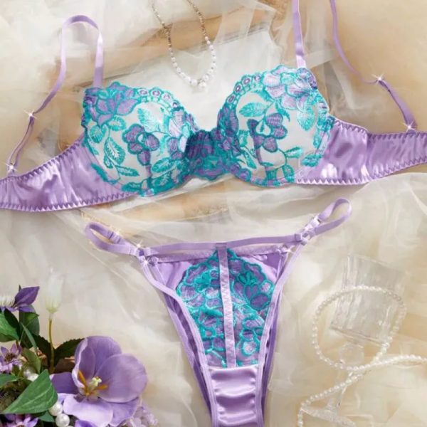 Conjunto de lencería ajustable en ambas piezas, encaje y tela satinada