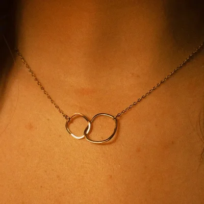 Cadena dorada de dos círculos asimétricos